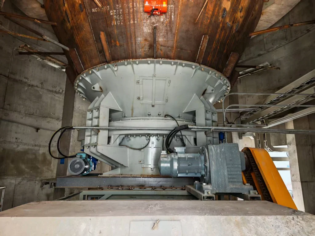 Existing silo retrofit with a mechanical blockage prevention system